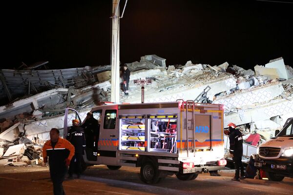 На месте обрушения здания в Элязыге, восточная Турция  - Sputnik Молдова