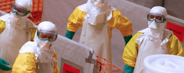 Medical workers wearing protective suits take part in a training prior to leave to countries affected by the Ebolas virus, in an empty factory warehouse in Amsterdam Medical workers wearing protective suits take part in a training prior to leave to countries affected by the Ebolas virus, in an empty factory warehouse in Amsterdam - Sputnik Moldova