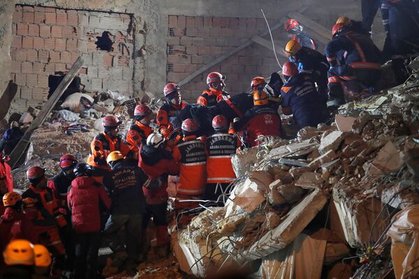Cutremur în Turcia: salvatorii au găsit o fetiță de doi ani sub dărâmături Cutremur în Turcia: salvatorii au găsit o fetiță de doi ani sub dărâmături - Sputnik Moldova-România