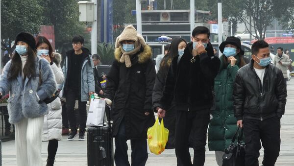 Жители Китая в масках, прибывающие на железнодорожный вокзал, архивное фото - Sputnik Молдова