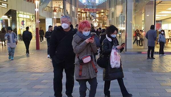 Прохожие в защитных масках на одной из улиц в Пекине - Sputnik Молдова