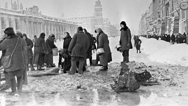 Жители блокадного Ленинграда набирают воду, появившуюся после артобстрела в пробоинах в асфальте,  - Sputnik Молдова