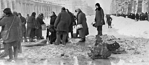 Жители блокадного Ленинграда набирают воду, появившуюся после артобстрела в пробоинах в асфальте, Жители блокадного Ленинграда набирают воду, появившуюся после артобстрела в пробоинах в асфальте, - Sputnik Молдова