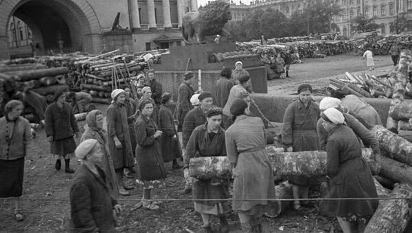 Гражданское население блокадного Ленинграда сооружает укрепления на улицах города, 1941 год - Sputnik Moldova