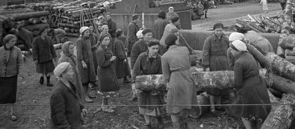 Гражданское население блокадного Ленинграда сооружает укрепления на улицах города, 1941 год - Sputnik Moldova