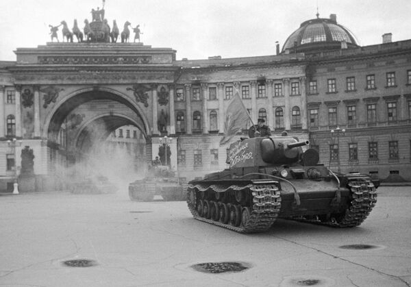 Колонна танков на Дворцовой площади в Ленинграде, 1942 год - Sputnik Moldova-România