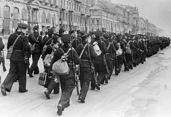 Балтийцы идут на фронт по улицам Ленинграда, 1941 год - Sputnik Moldova-România