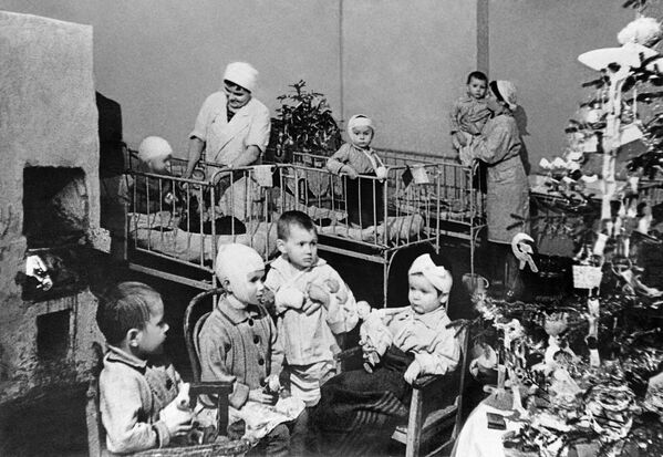Дети в больнице во время блокады Ленинграда - Sputnik Moldova-România