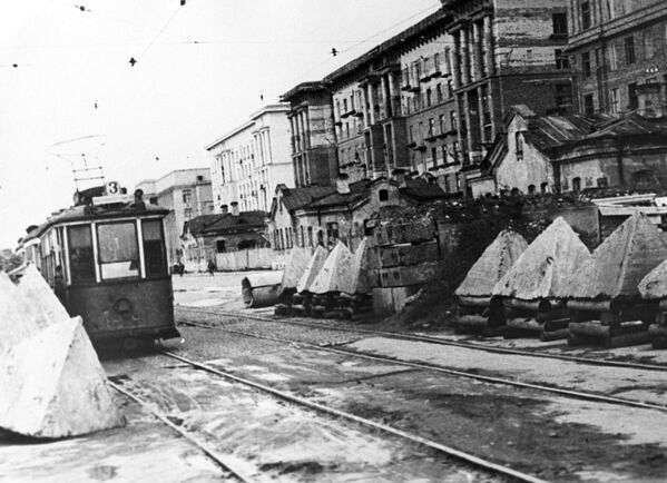 Противотанковые надолбы на улицах блокадного Ленинграда. 1944 год - Sputnik Moldova-România