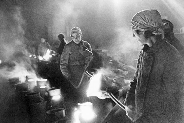 Женщины на заводе льют металл в блокадном Ленинграде, 1 января 1942 года - Sputnik Moldova-România