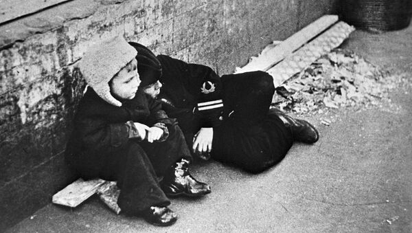 Дети в блокадном Ленинграде. 30 сентября 1942 года - Sputnik Moldova