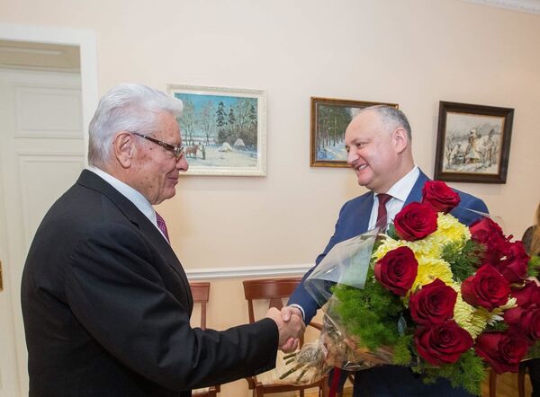 Petru Lucinschi la ceas aniversar: A fost felicitat de Igor Dodon – Foto Petru Lucinschi la ceas aniversar: A fost felicitat de Igor Dodon – Foto - Sputnik Moldova