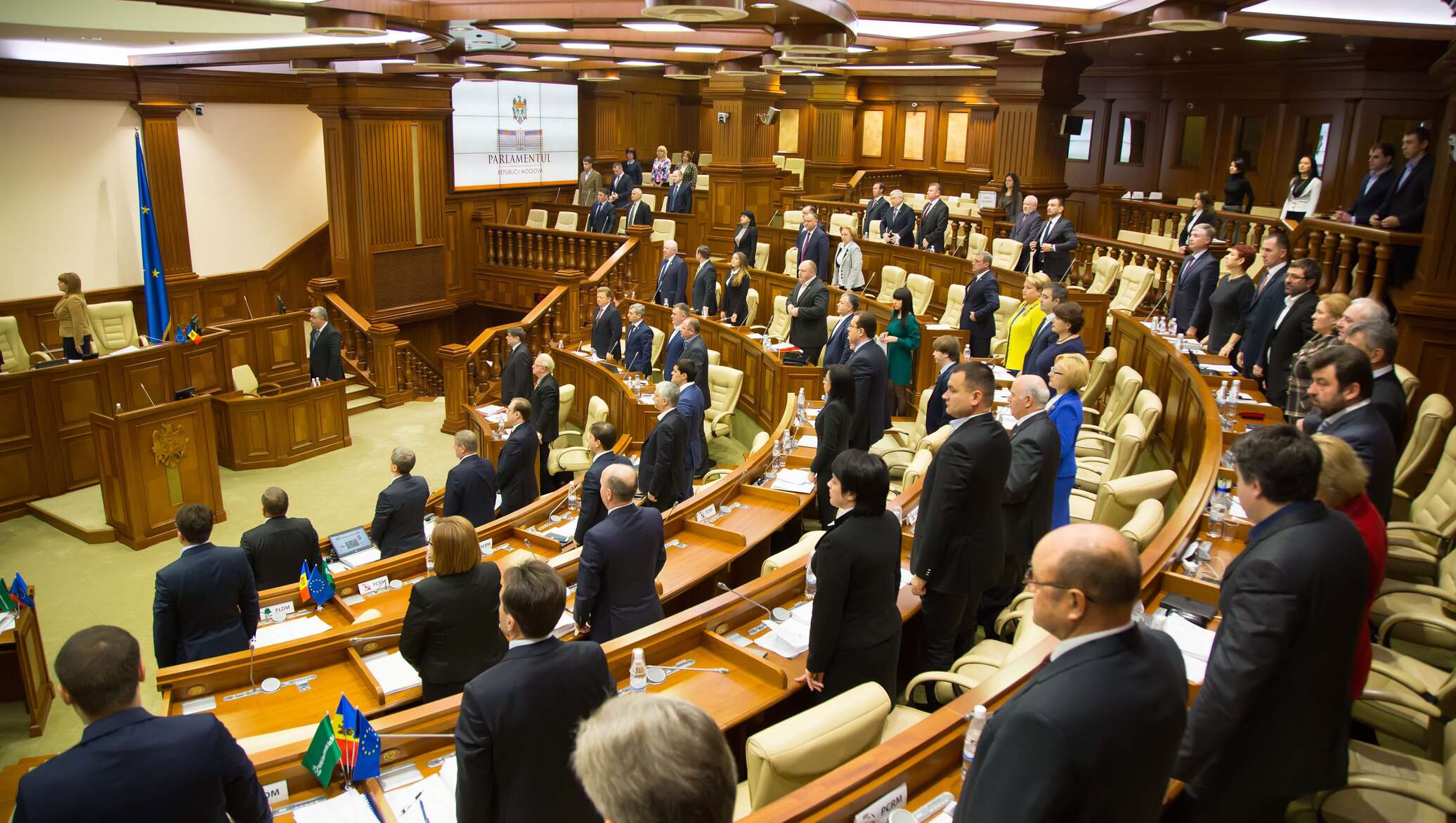 Фото мандата в парламенте.