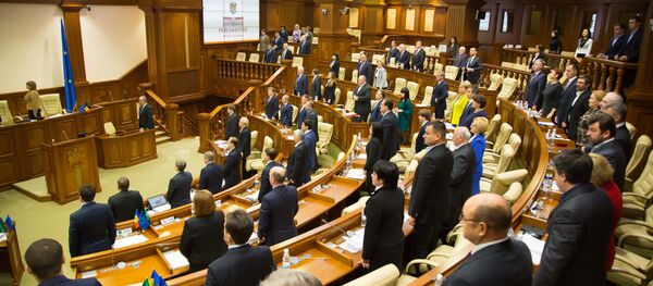 Deputații Parlamentului RM onoreaza drapelul și imnul de stat - Sputnik Moldova