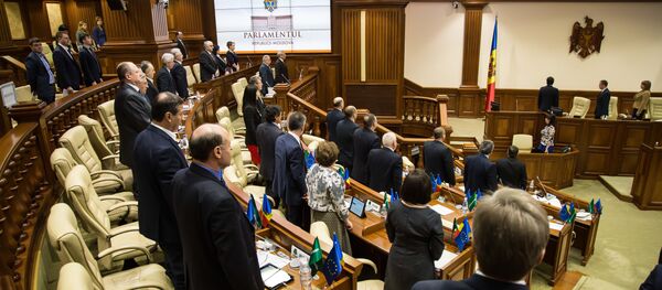 Deputații Parlamentului RM onoreaza drapelul și imnul de stat - Sputnik Молдова