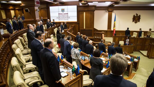 Deputații Parlamentului RM onoreaza drapelul și imnul de stat - Sputnik Moldova