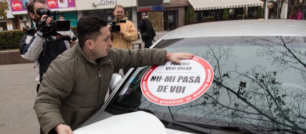 Не уехал с тротуара - получил наклейку. - Sputnik Молдова