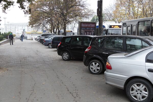 Автомобили полностью оккупировали переходную часть. - Sputnik Молдова