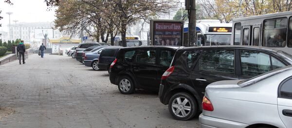 Автомобили полностью оккупировали переходную часть. - Sputnik Молдова