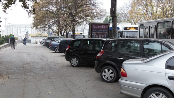 Автомобили полностью оккупировали переходную часть. - Sputnik Молдова