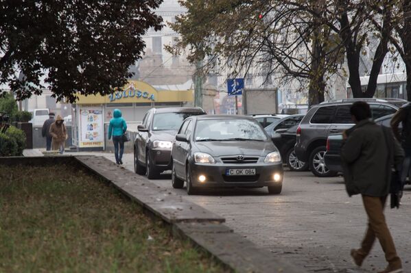 Вереницей автомобили проезжают там, где им не положено. - Sputnik Молдова