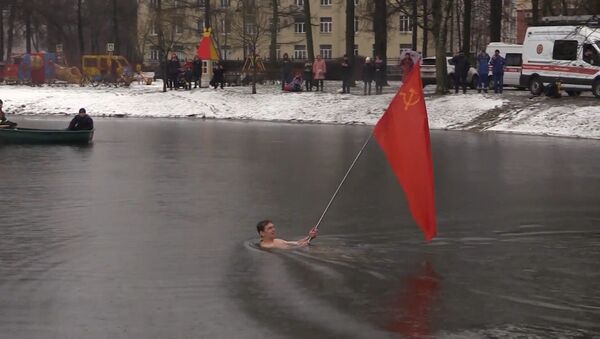 Моржи-блокадники организовали заплыв в честь годовщины снятия блокады Ленинграда  - Sputnik Молдова