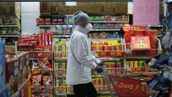 Женщина в защитной маске в китайском супермаркете - Sputnik Moldova-România