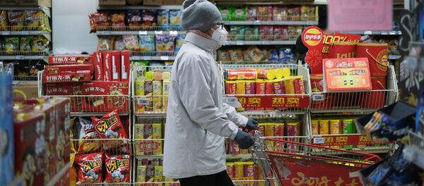 Женщина в защитной маске в китайском супермаркете - Sputnik Moldova-România