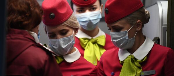 Бортпроводницы рейса авиакомпании S7, прибывшего из Пекина, в аэропорту Толмачево (Новосибирск) Бортпроводницы рейса авиакомпании S7, прибывшего из Пекина, в аэропорту Толмачево (Новосибирск) - Sputnik Молдова