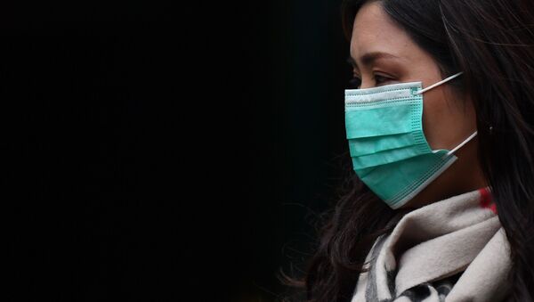 Девушка в медицинской маске в районе Чайна-таун в Лондоне - Sputnik Moldova-România