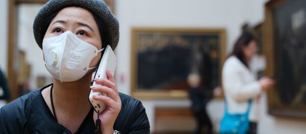 Посетительница музея в Москве в медицинской маске Посетительница музея в Москве в медицинской маске - Sputnik Moldova-România