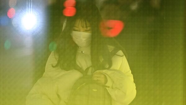 Девушка в маске в Токио  - Sputnik Moldova