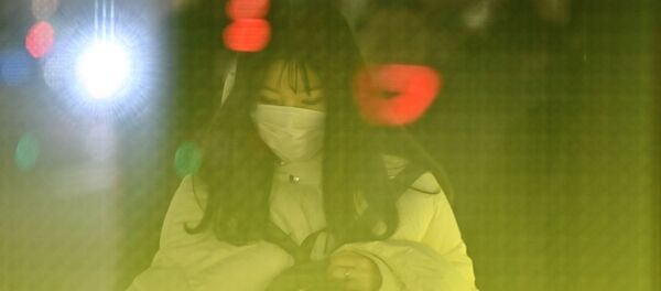 Девушка в маске в Токио  - Sputnik Moldova