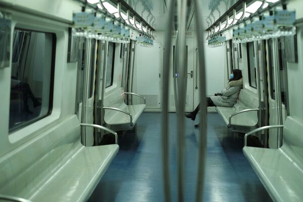 Девушка в маске в метро в Пекине  - Sputnik Moldova-România