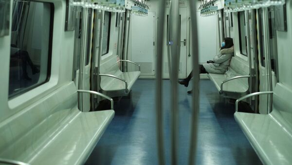 Девушка в маске в метро в Пекине  - Sputnik Молдова