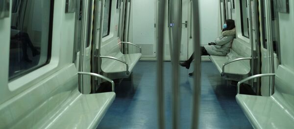 Девушка в маске в метро в Пекине Девушка в маске в метро в Пекине - Sputnik Молдова