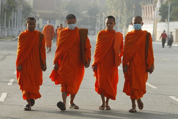 Буддийские монахи в масках в Камбоджи  - Sputnik Moldova-România