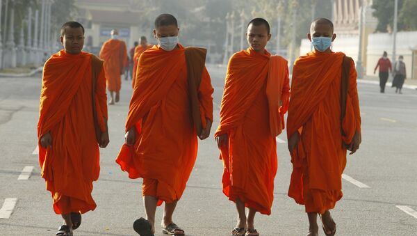 Буддийские монахи в масках в Камбоджи  - Sputnik Moldova-România