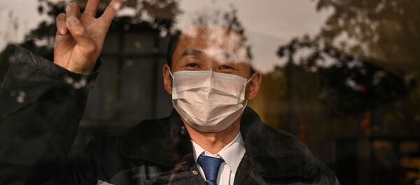 Охранник отеля в маске в китайском городе Ухань  - Sputnik Moldova