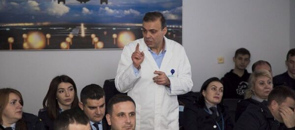 Polițiștii de frontieră și angajații Serviciului Vamal din Aeroportul Internațional Chișinău au fost informați despre simptomele sindromului respirator provocat de noul coronavirus Polițiștii de frontieră și angajații Serviciului Vamal din Aeroportul Internațional Chișinău au fost informați despre simptomele sindromului respirator provocat de noul coronavirus - Sputnik Молдова