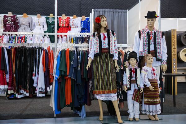 Молдавская вышивка и национальные костюмы - это настоящее произведение искусство. Такую продукцию можно не только посмотреть, но и приобрести. - Sputnik Молдова