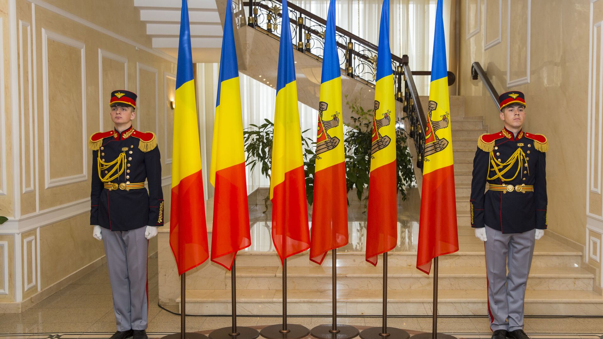 Флаг Румынии и Молдовы - Sputnik Moldova-România, 1920, 08.02.2022
