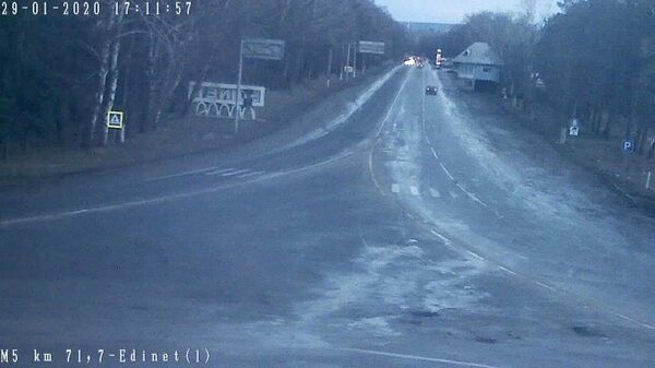 Atenție, șoferi: Pe drumurile din țară se circulă în condiții de polei și gheață Atenție, șoferi: Pe drumurile din țară se circulă în condiții de polei și gheață - Sputnik Moldova