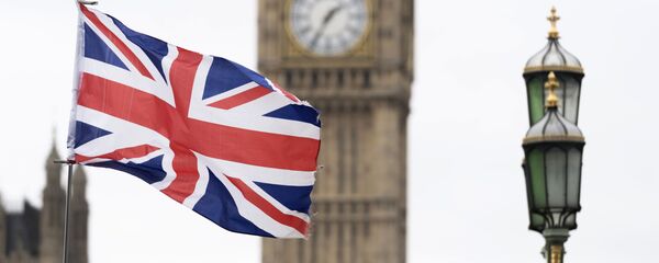 Флаг Великобритании на фоне Вестминстерского дворца в Лондоне - Sputnik Молдова