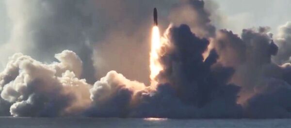 Запуск ракеты Булава по полигону Кура с подводного крейсера Юрий Долгорукий в Белом море. - Sputnik Молдова