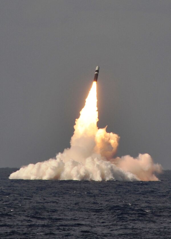 Запуск ракеты Trident II D-5 с подлодки USS West Virginia - Sputnik Молдова