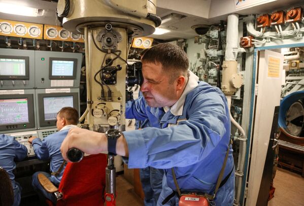 Старший помощник командира корабля на центральном посту атомной подводной лодки К-535 Юрий Долгорукий - Sputnik Молдова