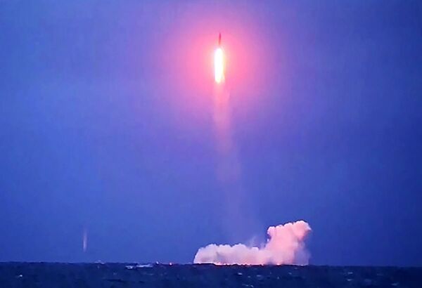 Пуск баллистической ракеты «Синева» с борта РПКСН «Верхотурье» - Sputnik Молдова