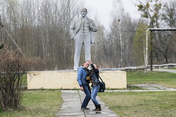 Журналисты делают селфи на фоне памятника Ленину в Чернобыле - Sputnik Молдова
