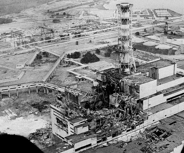 Вид на Чернобыльскую АЭС через несколько дней после аварии, 1986 год - Sputnik Молдова